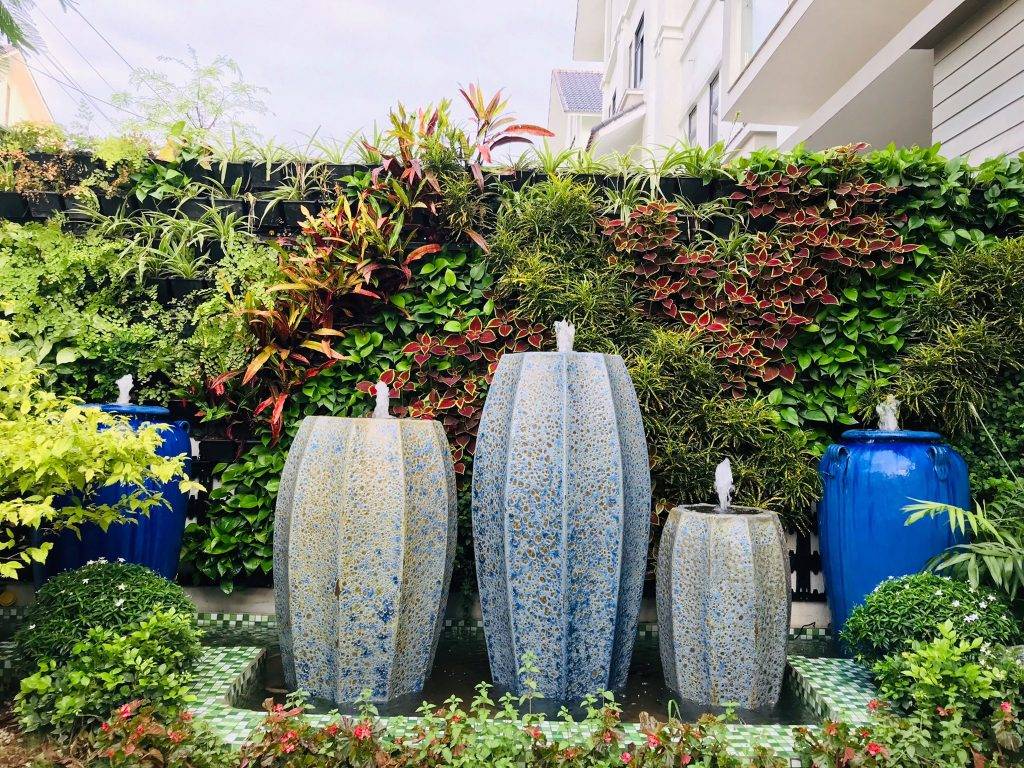 Vườn tường cây xanh là một giải pháp tuyệt vời để làm xanh các ngôi nhà và giải quyết vấn đề ô nhiễm. Tìm hiểu về lợi ích và cách tạo vườn tường cho ngôi nhà của bạn.