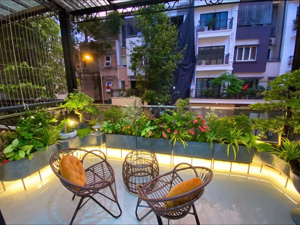 Chậu composite PVC FOAM ứng dụng trồng hoa ban công